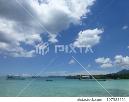 藍色的海和潛水船 藍色的海和潛水船 107583331