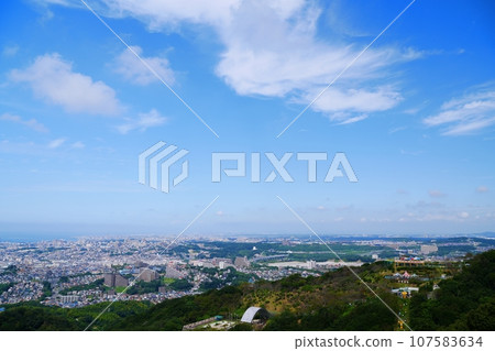 Kobe City of Kobe and Sumaura Sanjo Amusement Park seen from the summit of Mt. Hachibuse (northwest direction, early autumn) 107583634