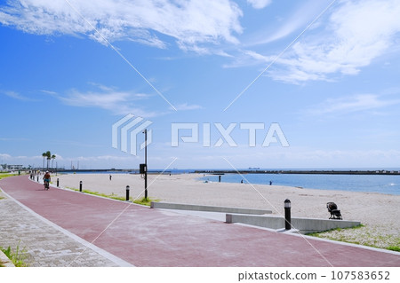 Kobe Suma Beach at the end of summer (early autumn) 107583652