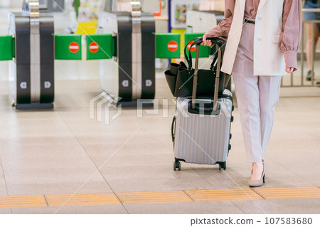 出差或帶著手提箱在車站或機場旅行的女性的腿 107583680