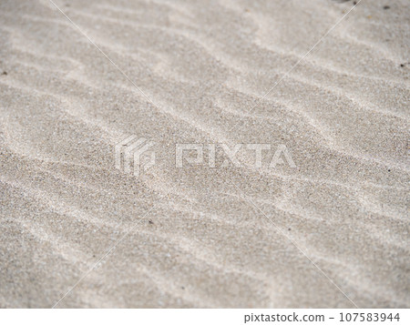 沙灘上的風波紋（沙波紋）的特寫。 107583944