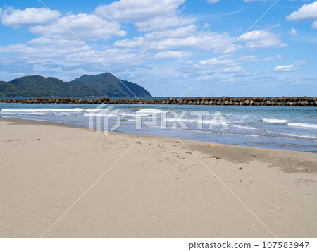 濱名洲公園海水浴場(美松海水浴場東側)和若狹灣的風景。福井縣大井郡高濱町。拍攝於十月。 濱名洲公園海水浴場(美松海水浴場東側)和若狹灣的風景。福井縣大井郡高濱町。拍攝於十月。 107583947