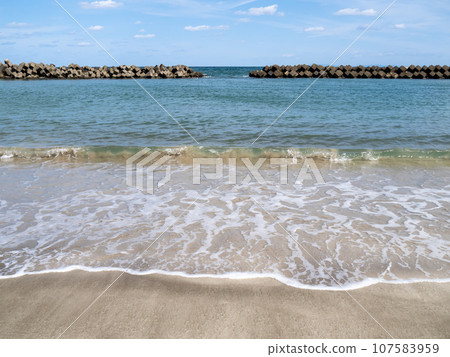 濱名洲公園海灘(美松海灘東側)的海灘和若狹灣的景色。福井縣大井郡高濱町。拍攝於十月。 濱名洲公園海灘(美松海灘東側)的海灘和若狹灣的景色。福井縣大井郡高濱町。拍攝於十月。 107583959
