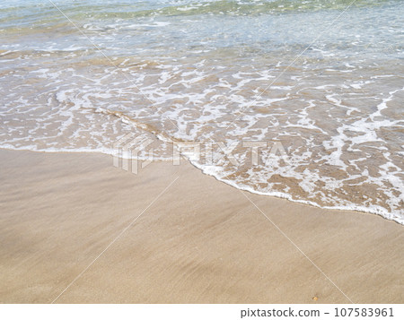 海浪拍打著沙灘。秋季(十月)若狹灣的沙灘。 海浪拍打著沙灘。秋季(十月)若狹灣的沙灘。 107583961
