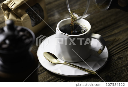 沖泡咖啡 倒入熱咖啡 107584122