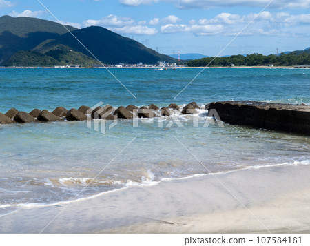 Scenery of Shiroyama Beach and Wakasa Bay. Takahama Town, Oi District, Fukui Prefecture. 107584181