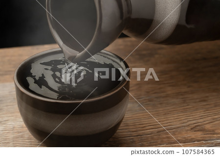 pour hot sake pour hot sake 107584365