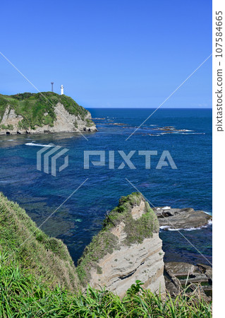 從八幡岬公園/千葉縣勝浦市看到的深藍色大海和勝浦燈塔 從八幡岬公園/千葉縣勝浦市看到的深藍色大海和勝浦燈塔 107584665