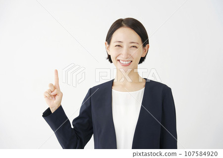 指向左邊白色背景的女商人 107584920