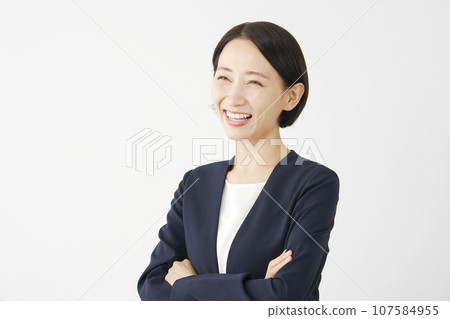 一個微笑的女商人的肖像白色背景 107584955