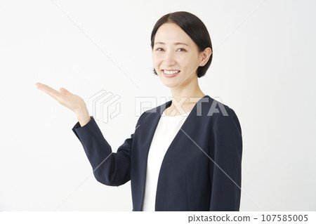 女商人用手掌、白色背景指著左邊 107585005
