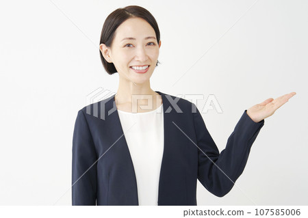 女商人用手掌、白色背景指著右邊 107585006