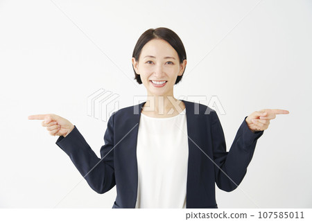 Business woman pointing to both sides, white background 107585011