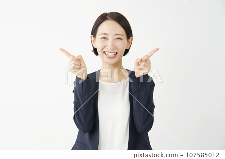 Business woman pointing to both sides, white background 107585012