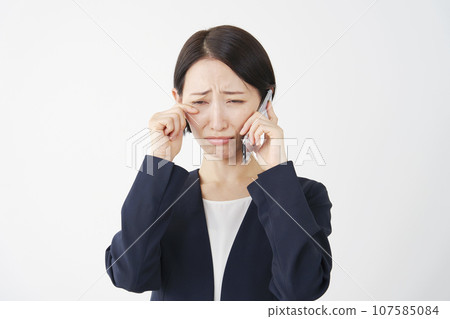 白人背景的女商人在打電話時哭泣 107585084