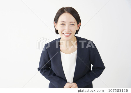 微笑著鞠躬的女商人，白色背景 107585126