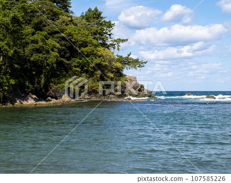 秋天（十月）的若狹灣（城山公園）海岸。位於福井縣大井郡高濱町。 107585226