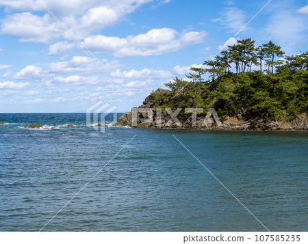 秋天（十月）的若狹灣（城山公園）海岸。位於福井縣大井郡高濱町。 107585235