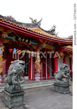 Nagasaki Confucius Temple Gimon and Fujian Stone Lion 107586194