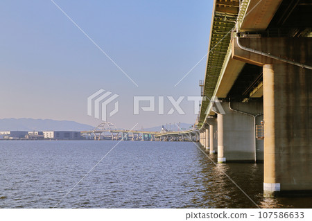 Hanshin Expressway No. 5 Bayside Line and Osaka Bay 107586633