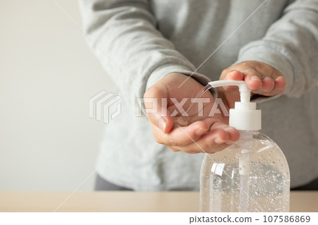 Woman using alcohol sanitizer gel rub for cleaning hand COVID-19 corona virus prevention concept Woman using alcohol sanitizer gel rub for cleaning hand COVID-19 corona virus prevention concept 107586869