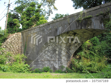 ``Torsion Bridge'' made from concrete blocks of the Sangi Railway Hokusei Line 107587169