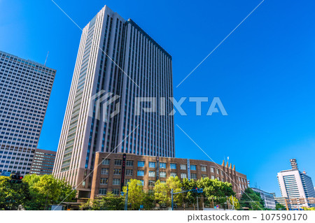 Japan's Tokyo cityscape October - View of the government district and the Ministry of Education, Culture, Sports, Science and Technology in Kasumigaseki on a clear autumn day 107590170