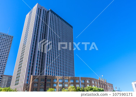 Japan's Tokyo cityscape October - View of the government district and the Ministry of Education, Culture, Sports, Science and Technology in Kasumigaseki on a clear autumn day 107590171