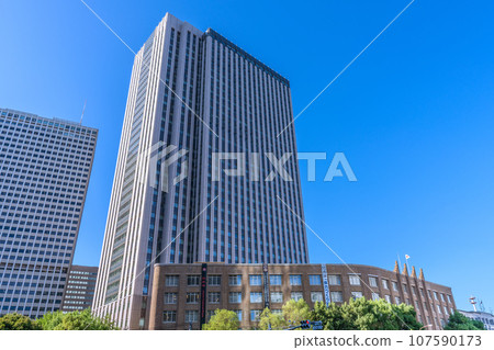 日本東京城市景觀十月 — 晴朗的秋日,霞關政府區和教育、文化、體育、科學技術部的景觀 日本東京城市景觀十月 — 晴朗的秋日,霞關政府區和教育、文化、體育、科學技術部的景觀 107590173