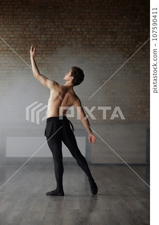 Handsome shirtless man ballet dancer making dance element 107590411