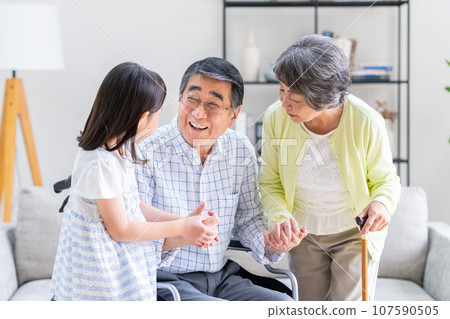 senior couple and granddaughter 107590505