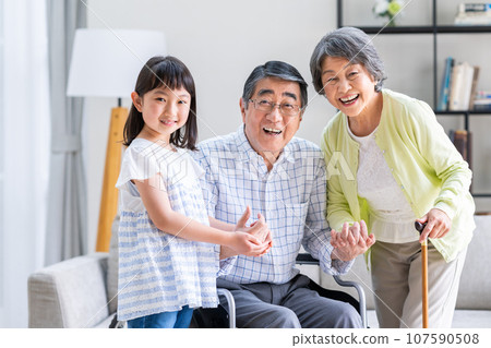 senior couple and granddaughter 107590508