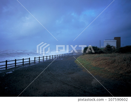 Fantastic coastal scenery 107590602
