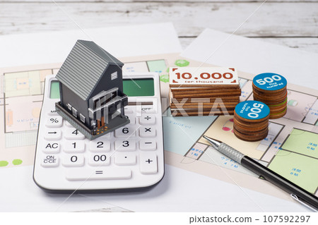 購屋或租賃合約和金錢的圖像 107592297