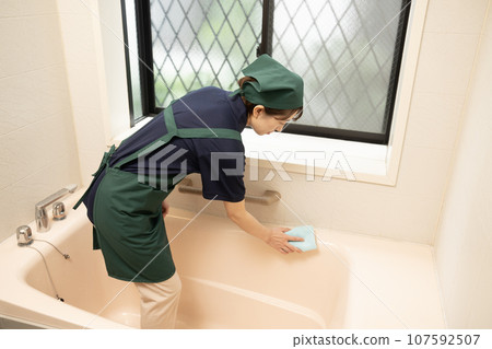 女工打掃房子打掃浴室 女工打掃房子打掃浴室 107592507