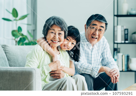 senior couple and granddaughter 107593291