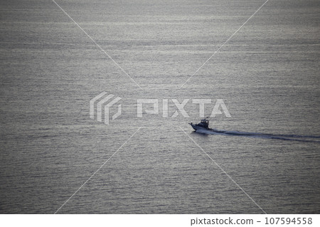 一艘船在平靜的海面上航行 一艘船在平靜的海面上航行 107594558