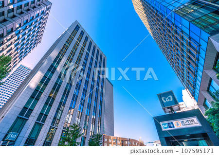 日本東京城市景觀，俯瞰虎之門站和「虎之門」十字路口前的建築物（背對日本文部科學省） 107595171