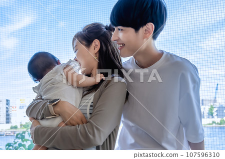 親密的家庭在度假時在酒店放鬆 107596310