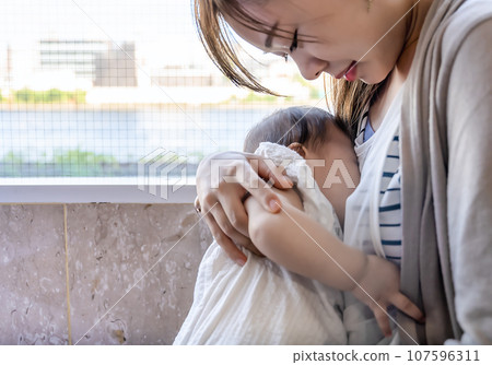 0歲孩子睡在媽媽懷裡 107596311