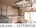Abandoned Showa house B awaiting demolition 107596418