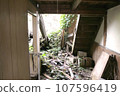 Abandoned Showa house C awaiting demolition 107596419