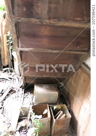 Abandoned Showa house C awaiting demolition 107596421