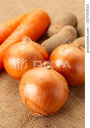 洋蔥、馬鈴薯、胡蘿蔔 107597633