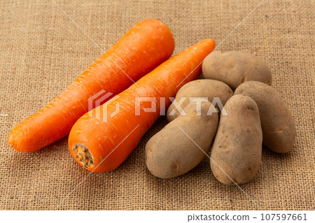 土豆和胡蘿蔔 107597661