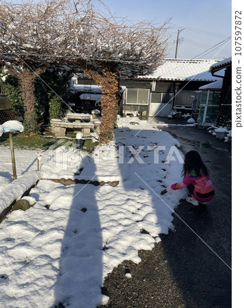 孩子觸摸雪 107597872