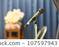 卡拉 OK 俱樂部麥克風和櫻花花瓣 107597943