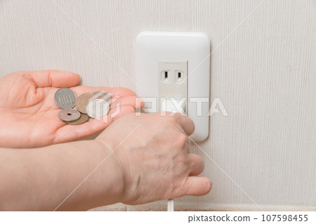 [Housewife imagines saving electricity bill - Small change edition] 107598455