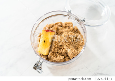 Making light brown sugar soft again with an apple core. 107601185