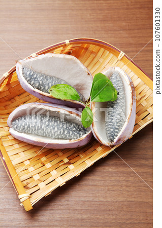 Akebi fruit 107601330